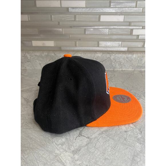 New York Knicks Mitchell & Ness NBA Snapback Hat - Picture 6 of 9